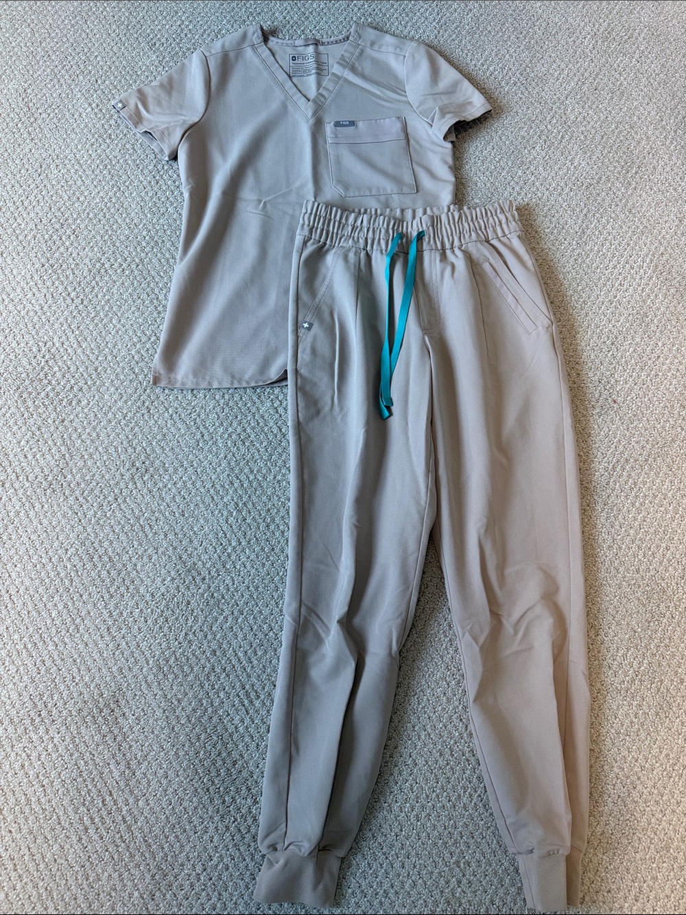 Figs Women's Scrub Top & Jogger Set